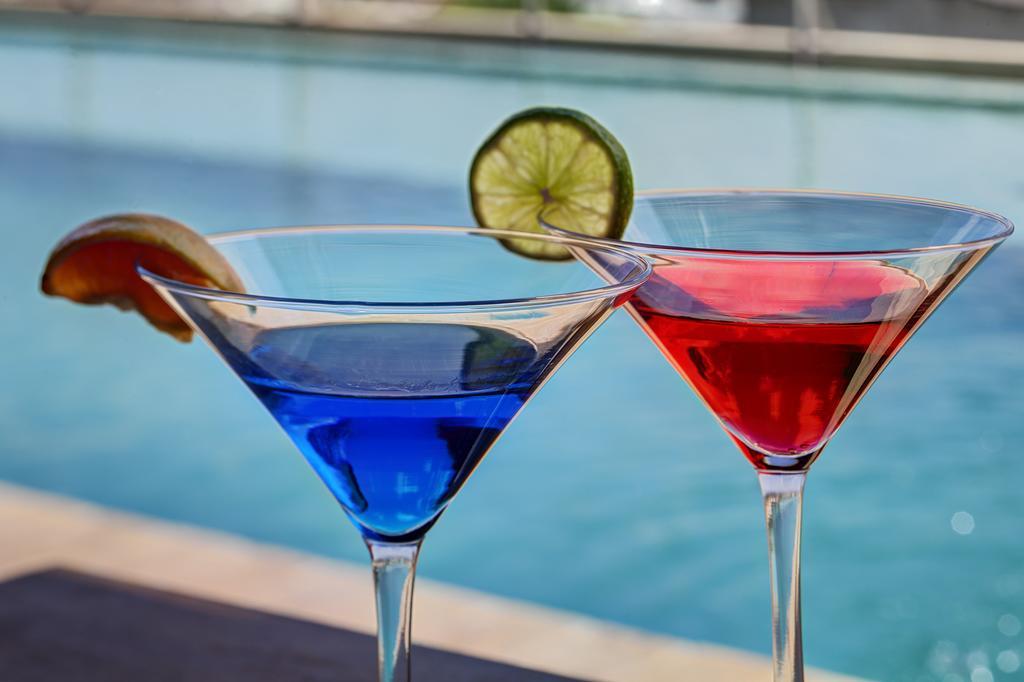 Ghl Hotel Monteria Montería Exterior foto Blue and red cosmopolitan cocktails